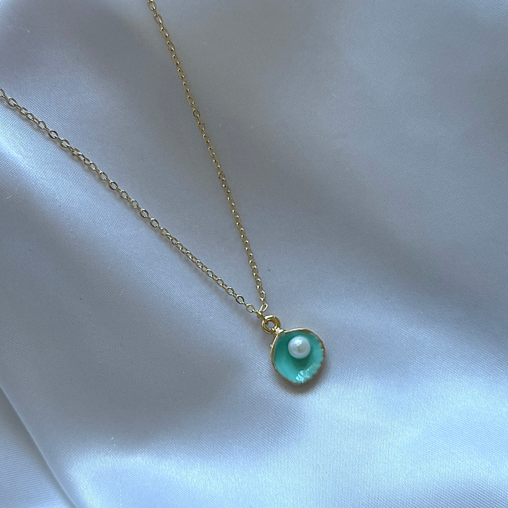 
                      
                        Gold plated oyster charm necklace - turquoise
                      
                    