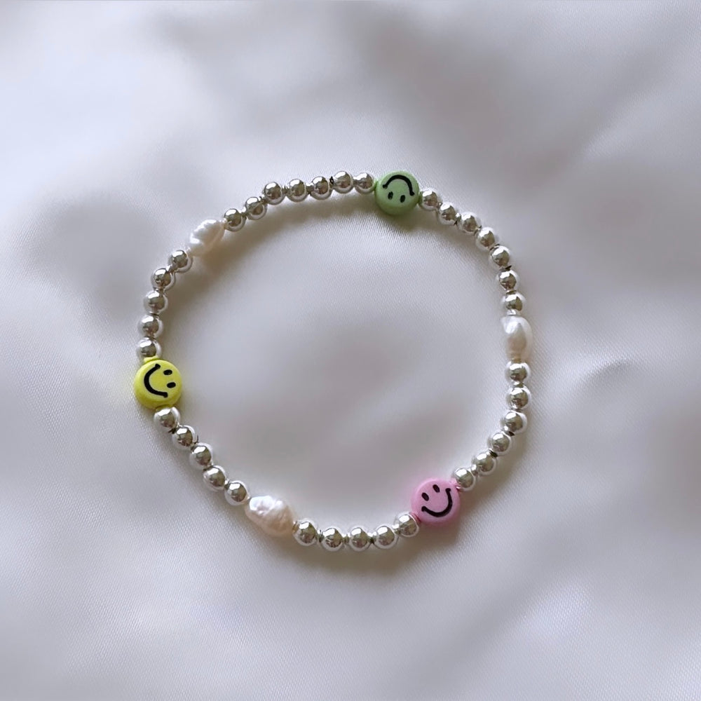 
                      
                        Smile and pearl beaded bracelet
                      
                    