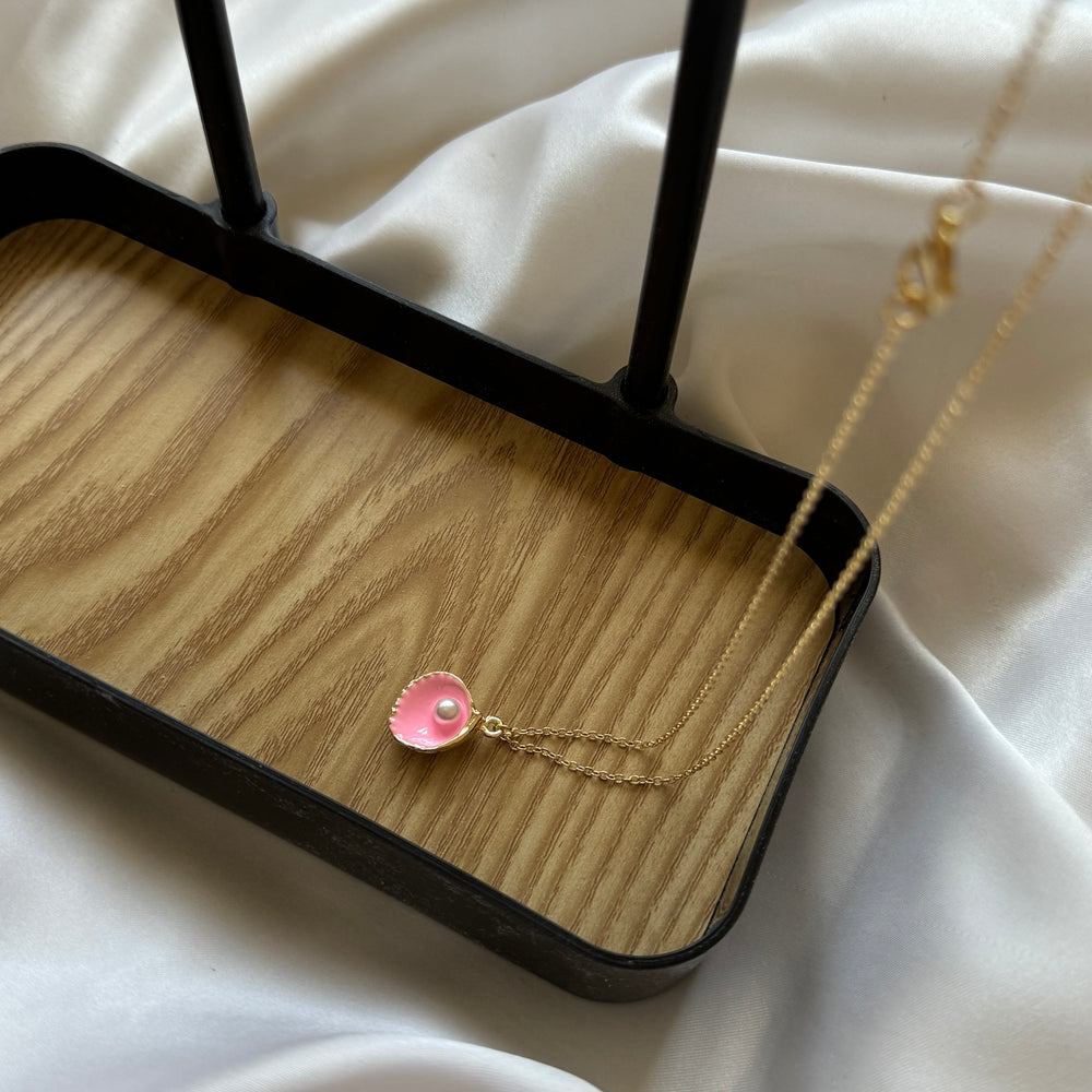 
                      
                        Gold plated oyster charm necklace - pink
                      
                    