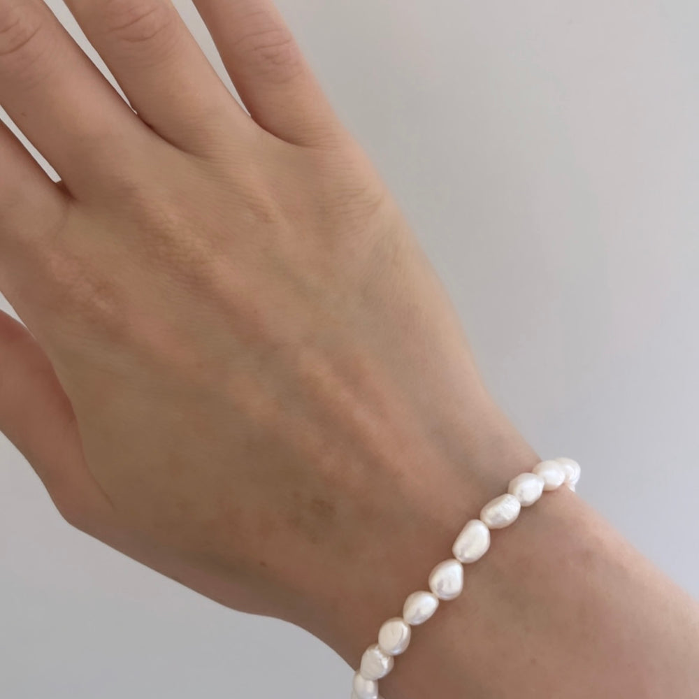 
                      
                        Classic pearl bracelet
                      
                    